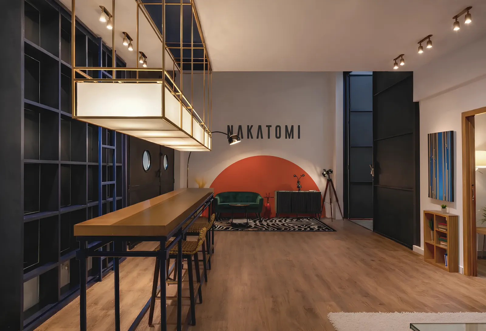 Zona backstage de Nakatomi: recibidor con escalera y zona de descanso