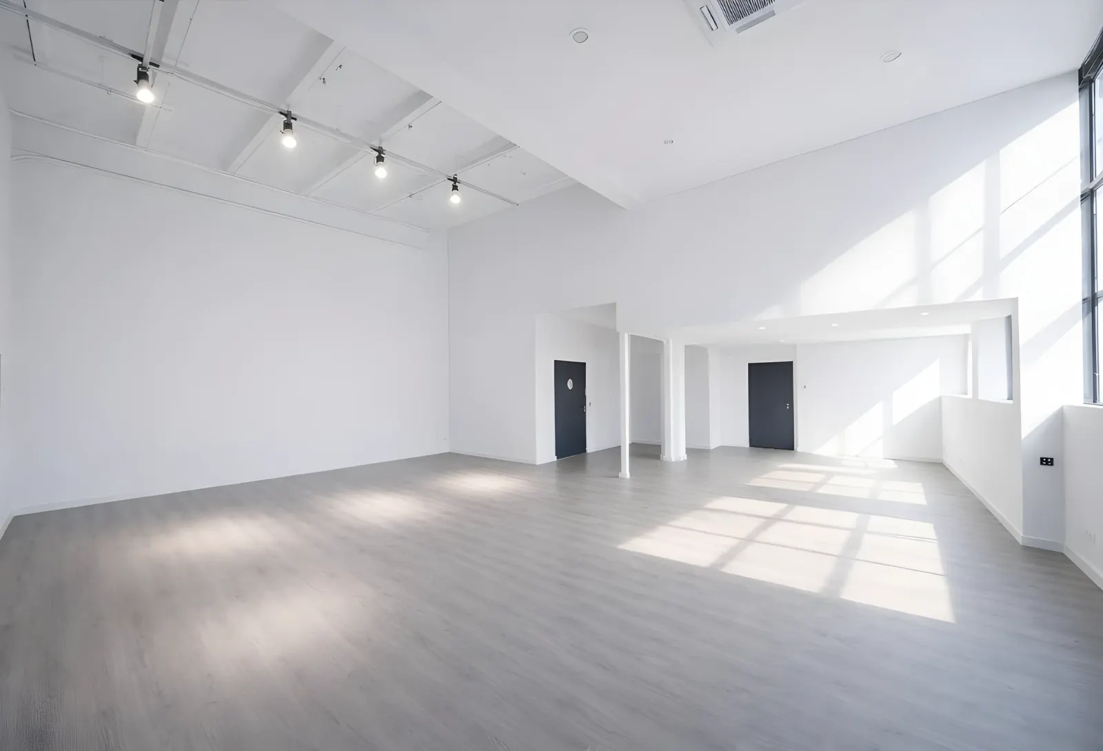 Plató 2: espacio luminoso con ciclorama blanco